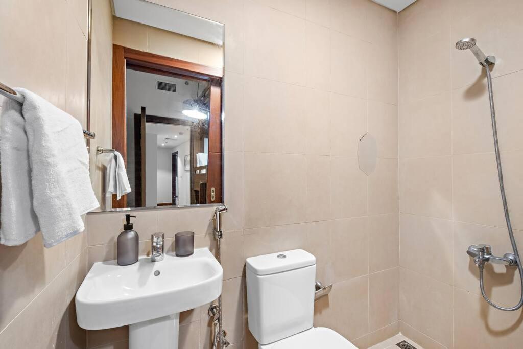 Apartment Luxury 4br Flat, Downtown Dubai, Pool, Gym, Ps5, Sleeps 11 Guests *