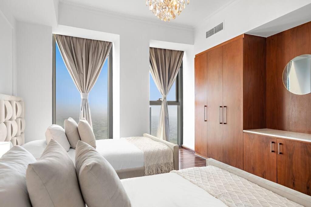 Apartment Luxury 4br Flat, Downtown Dubai, Pool, Gym, Ps5, Sleeps 11 Guests Dubai
