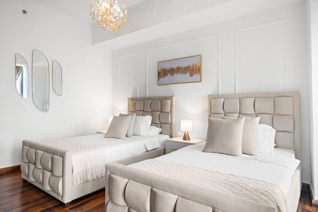 Apartment Luxury 4br Flat, Downtown Dubai, Pool, Gym, Ps5, Sleeps 11 Guests