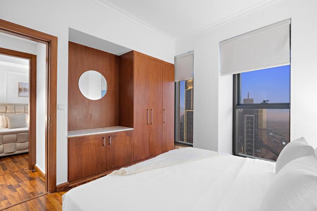 Apartment Luxury 4br Flat, Downtown Dubai, Pool, Gym, Ps5, Sleeps 11 Guests