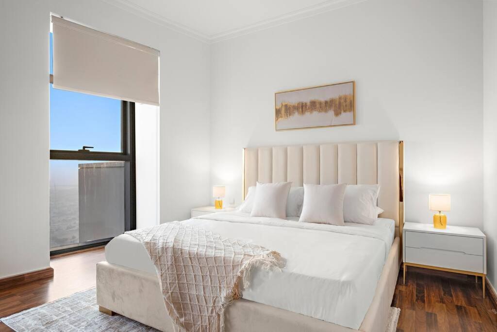 Apartment Luxury 4br Flat, Downtown Dubai, Pool, Gym, Ps5, Sleeps 11 Guests Dubai