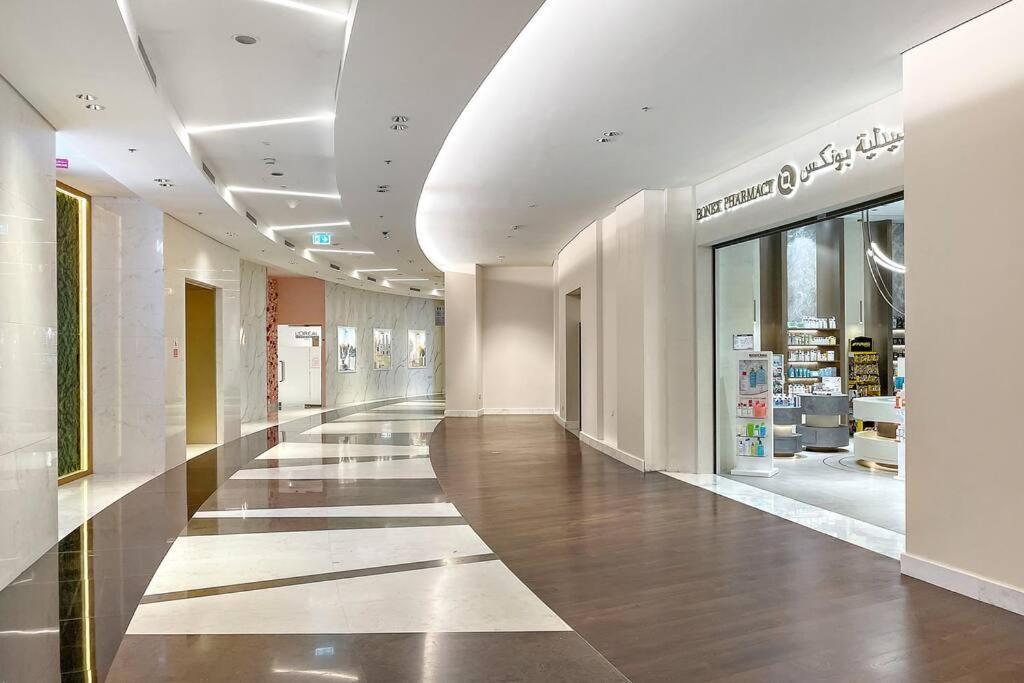 Luxury 4br Flat, Downtown Dubai, Pool, Gym, Ps5, Sleeps 11 Guests