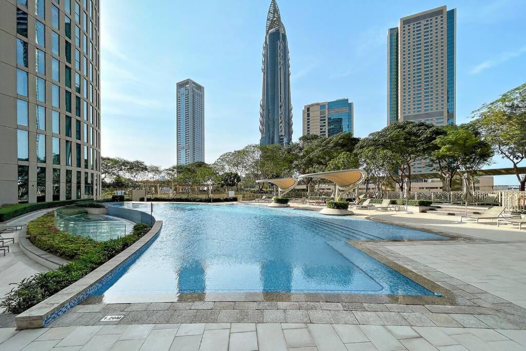 Luxury 4br Flat, Downtown Dubai, Pool, Gym, Ps5, Sleeps 11 Guests
