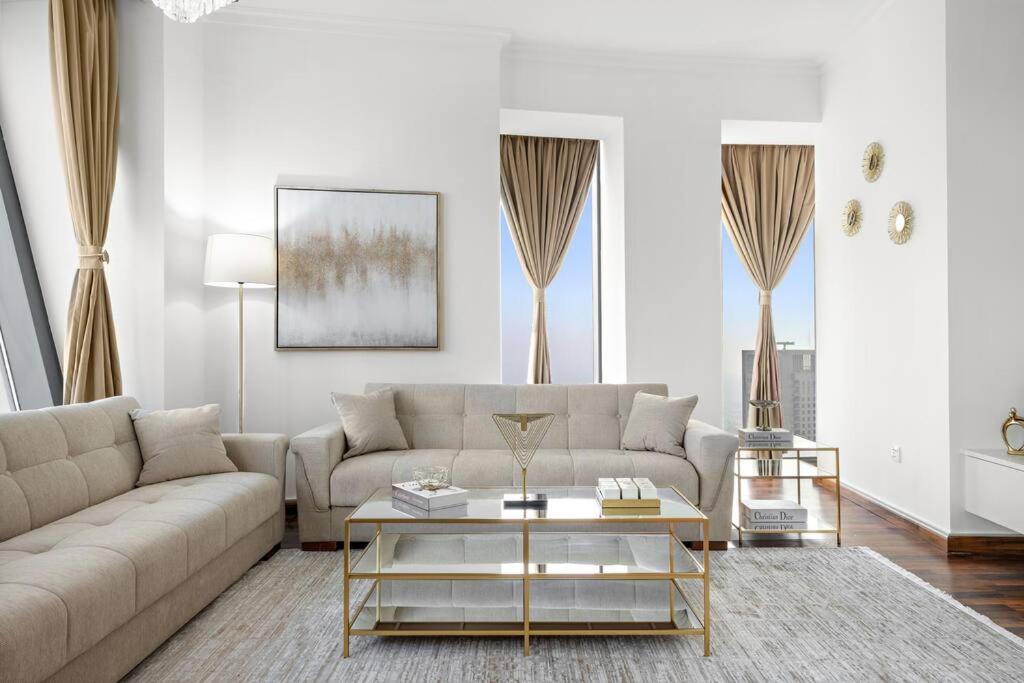 Apartment Luxury 4br Flat, Downtown Dubai, Pool, Gym, Ps5, Sleeps 11 Guests *