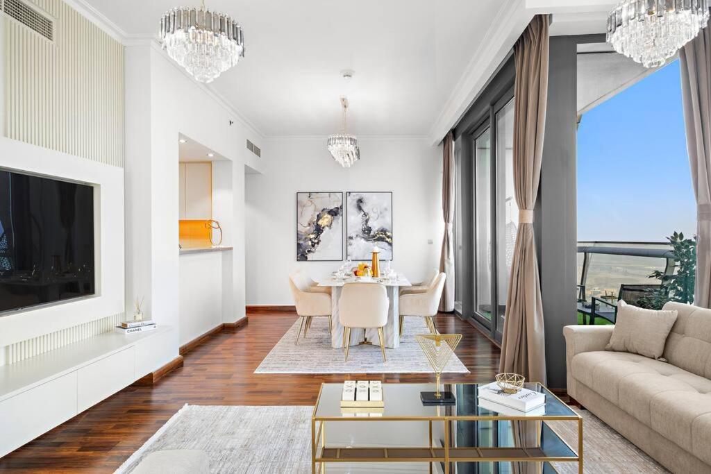 Luxury 4br Flat, Downtown Dubai, Pool, Gym, Ps5, Sleeps 11 Guests