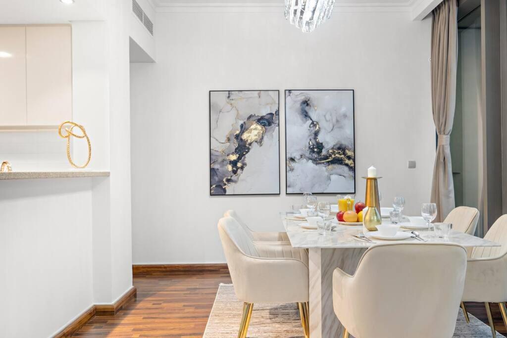 Apartment Luxury 4br Flat, Downtown Dubai, Pool, Gym, Ps5, Sleeps 11 Guests