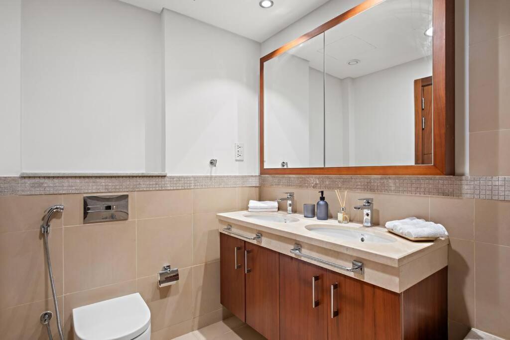 Luxury 4br Flat, Downtown Dubai, Pool, Gym, Ps5, Sleeps 11 Guests Apartment Dubai