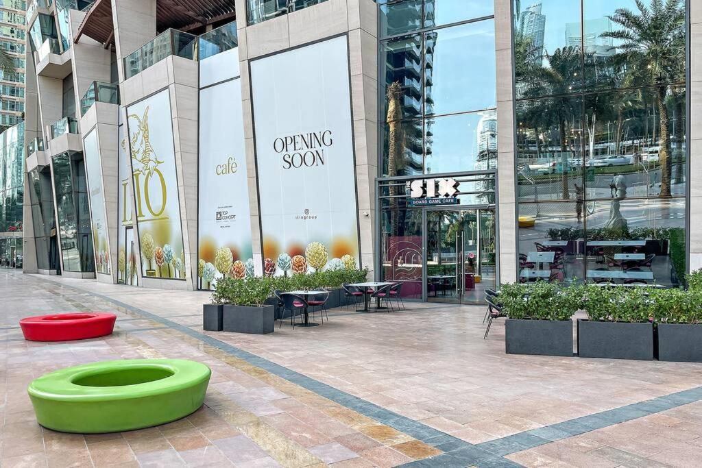 Luxury 4br Flat, Downtown Dubai, Pool, Gym, Ps5, Sleeps 11 Guests *
