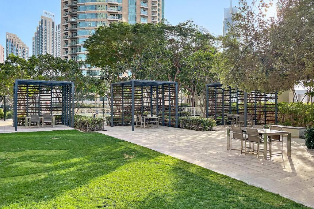 Luxury 4br Flat, Downtown Dubai, Pool, Gym, Ps5, Sleeps 11 Guests Dubai